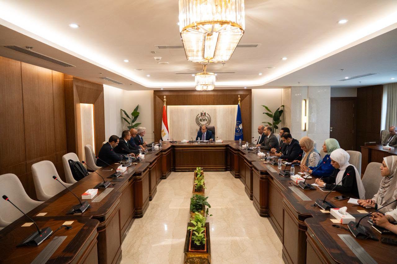 رئيس هيئة الدواء المصرية  يلتقى ممثلي شركة «آي كيو فيا»